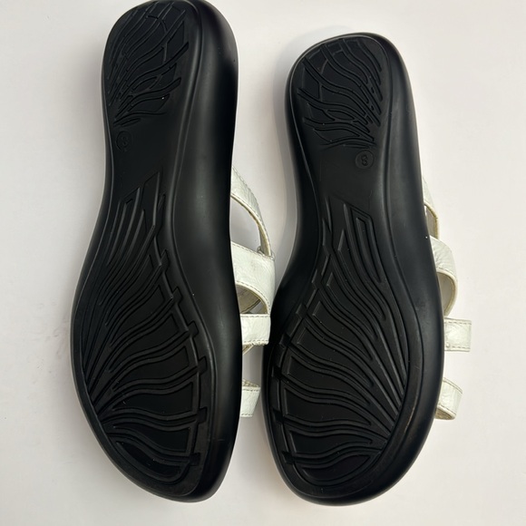 Tender Tootsies White slip on Comfort Sandals - Picture 2 of 6